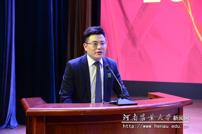 2001级交通运输专业校友、河南雀之巢实业有限公司董事长赵贺选发言 2001级交通运输专业校友、河南雀之巢实业有限公司董事长赵贺选发言
