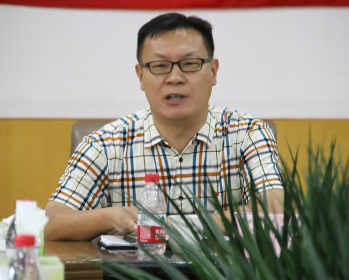 总务处综合科科长、校级优秀共产党员 李长旗 总务处综合科科长、校级优秀共产党员 李长旗