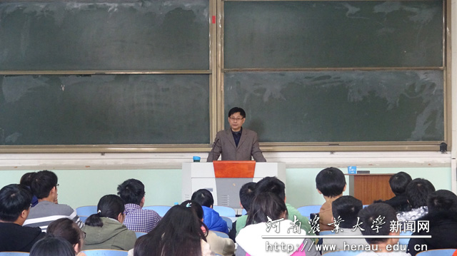 潘建斌为学生们进行“大学生职业规划”主题报告会