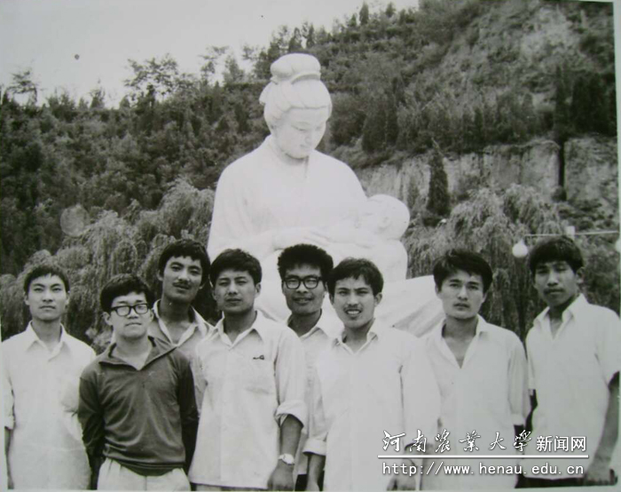 1984年,大学毕业时宿舍同学游览邙山留影 1984年,大学毕业时宿舍同学游览邙山留影