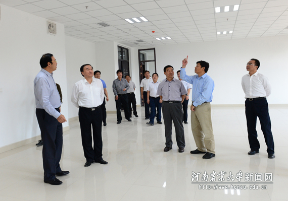 杜占元、徐济超一行查看 杜占元、徐济超一行查看