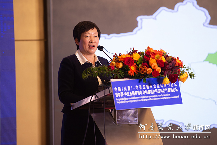 牧原实业集团有限公司董事长钱瑛作报告 牧原实业集团有限公司董事长钱瑛作报告