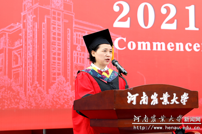 副校长尹新明主持仪式并宣读学位授予决定 副校长尹新明主持仪式并宣读学位授予决定