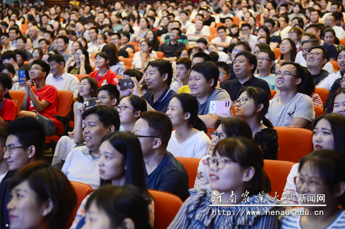 专心听讲的现场听众 专心听讲的现场听众