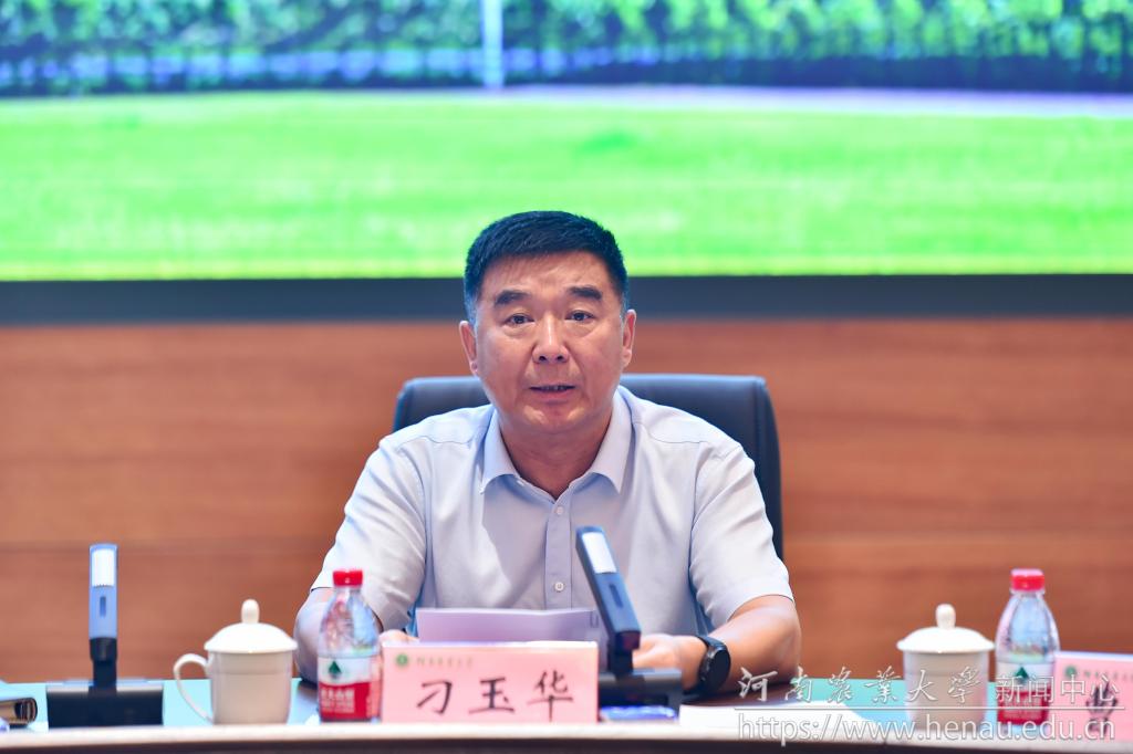省教育厅副厅长、一级巡视员刁玉华主持会议开幕式jpg 省教育厅副厅长、一级巡视员刁玉华主持会议开幕式jpg