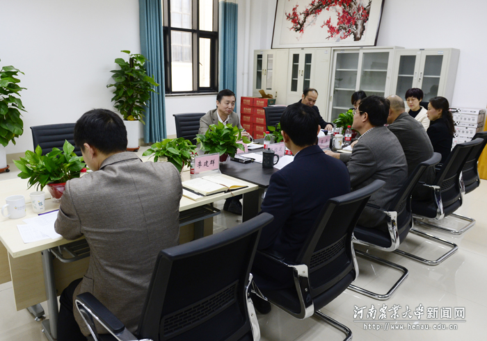 专家组成员、武汉科技大学评估处处长陈涛与教师代表座谈