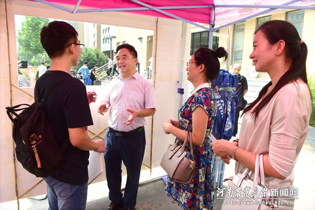 校领导查看龙子湖校区迎新工作情况,与新生及家长亲切交流 校领导查看龙子湖校区迎新工作情况,与新生及家长亲切交流