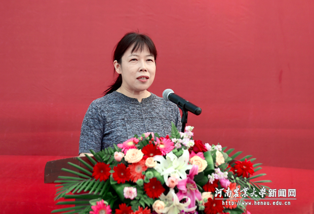 外国语学院杨华老师作为教师代表致辞 外国语学院杨华老师作为教师代表致辞