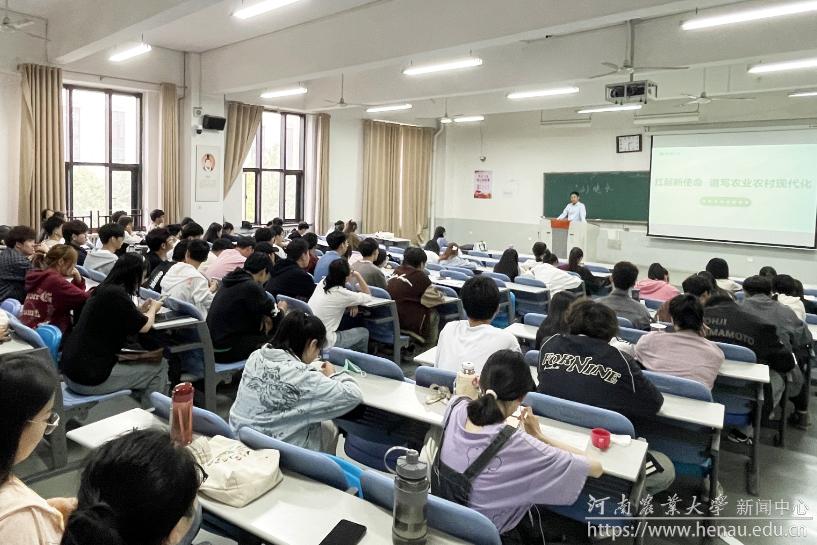 副校长刘晓永上思政课1.jpg
