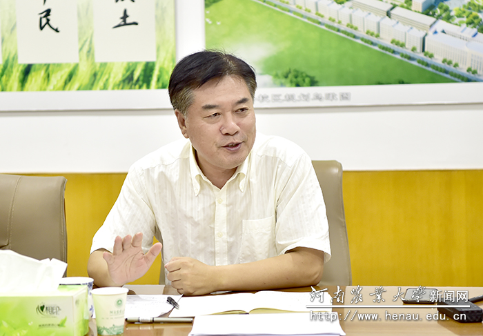 校党委副书记、工会主席李成吾主持会议 校党委副书记、工会主席李成吾主持会议