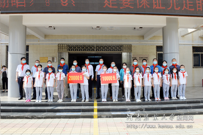 校党委书记魏蒙关、校长张改平看望慰问附小学生 校党委书记魏蒙关、校长张改平看望慰问附小学生