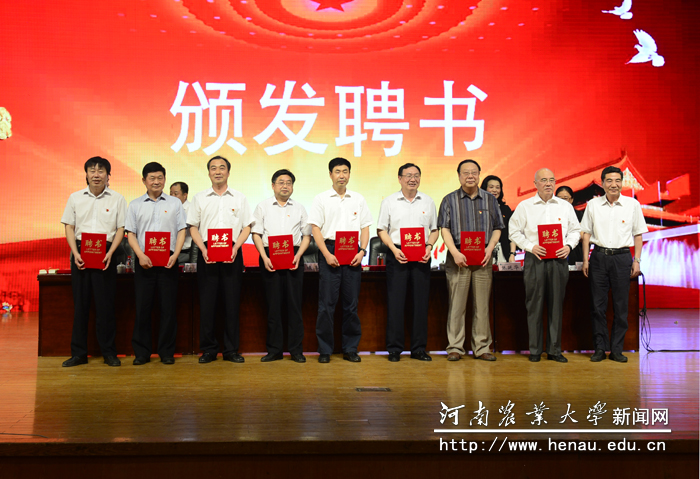 省委高校工委专职委员陈垠亭为讲师团成员颁发聘书 省委高校工委专职委员陈垠亭为讲师团成员颁发聘书