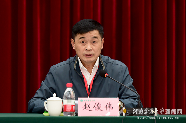 评估组副组长、河南理工大学副校长赵俊伟主持反馈会