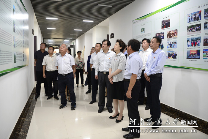 喻红秋一行查看省部共建小麦玉米作物学国家重点实验室建设情况 喻红秋一行查看省部共建小麦玉米作物学国家重点实验室建设情况