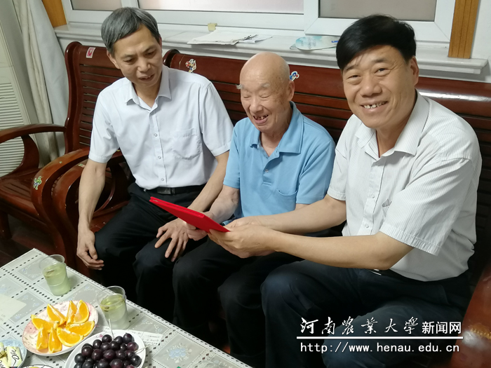 副校长康相涛为李普达先生送上荣誉证书 副校长康相涛为李普达先生送上荣誉证书