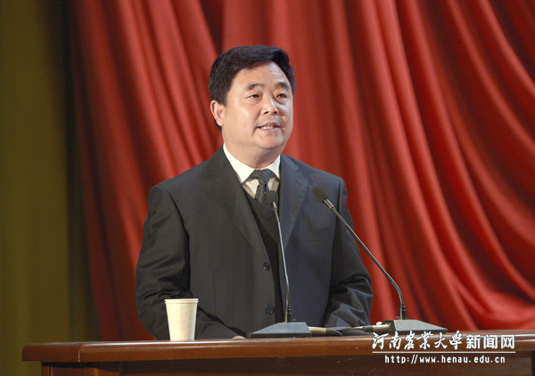 校党委副书记、工会主席褚金海作《工会工作报告》 校党委副书记、工会主席褚金海作《工会工作报告》