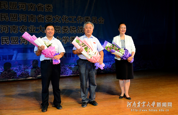 我校优秀教师代表郭天财、崔党群、王秀荣登台接受鲜花和掌声 我校优秀教师代表郭天财、崔党群、王秀荣登台接受鲜花和掌声