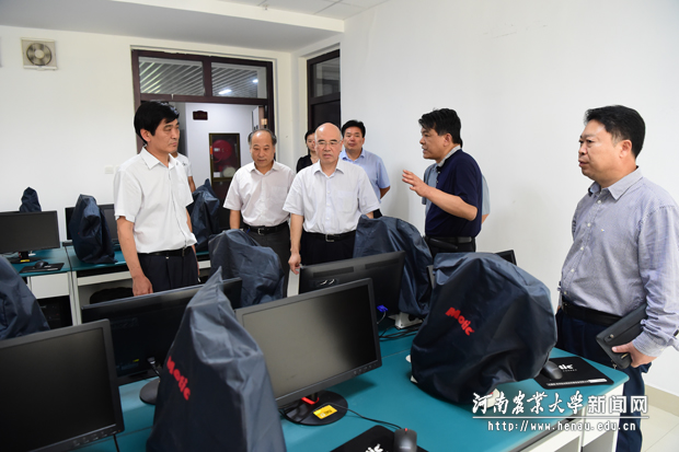 校党委书记李留心一行到牧医工程学院调研 校党委书记李留心一行到牧医工程学院调研