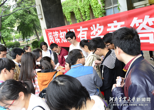 广大师生积极参加现场活动 广大师生积极参加现场活动