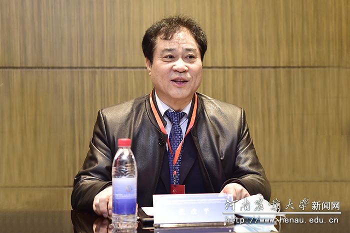 校长、中国工程院院士张改平介绍了国家动物免疫学国际联合研究中心的基本情况 校长、中国工程院院士张改平介绍了国家动物免疫学国际联合研究中心的基本情况