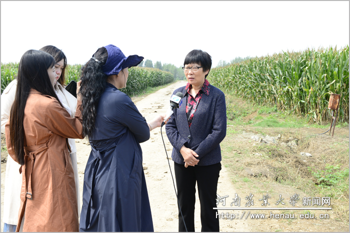 李玉玲教授现场接受媒体访问 李玉玲教授现场接受媒体访问