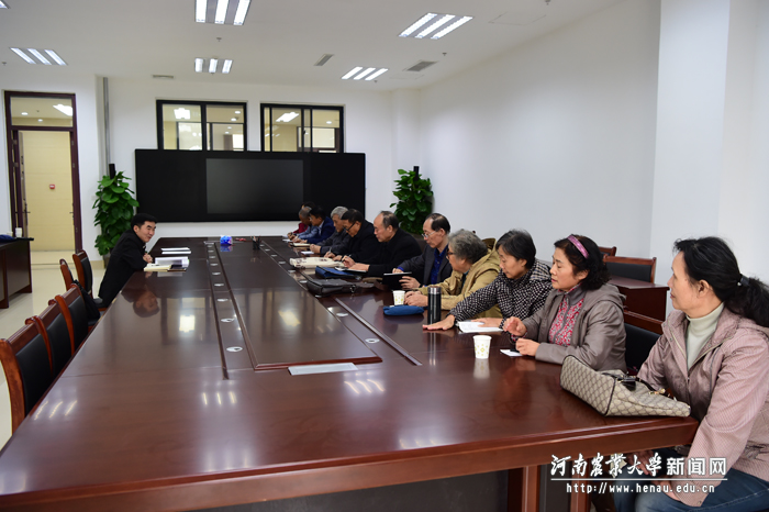 专家组成员、郑州大学教务处处长王忠勇与教学督导代表座谈