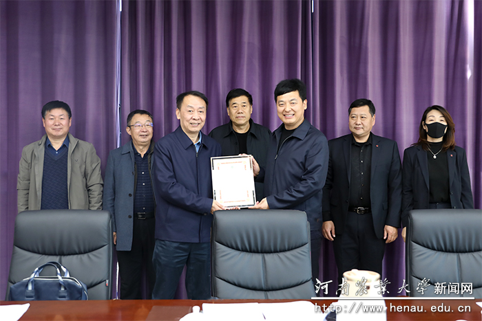 校党委书记魏蒙关为祝春华颁发捐赠证书 校党委书记魏蒙关为祝春华颁发捐赠证书