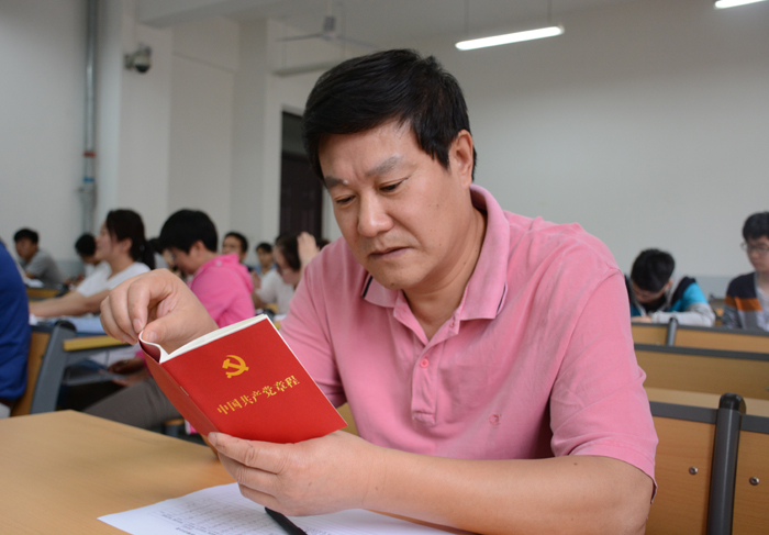 经济与管理学院教授、院长 马恒运 经济与管理学院教授、院长 马恒运