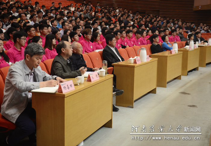 校领导和全校副科级以上干部、政工干部和学生代表600余人参加报告会 校领导和全校副科级以上干部、政工干部和学生代表600余人参加报告会