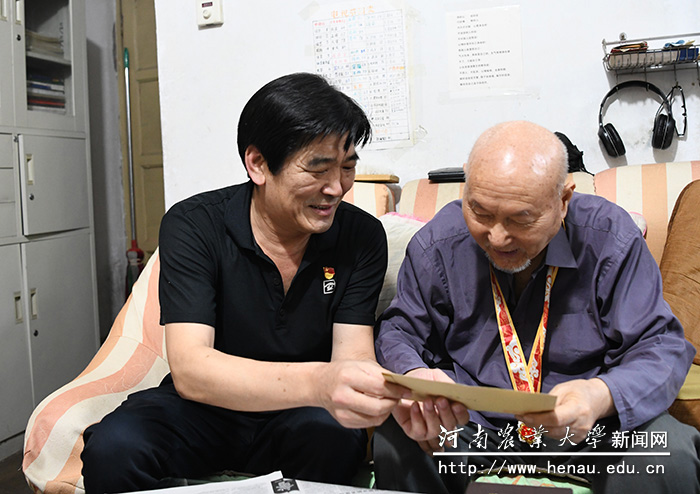 校党委副书记赵榴明看望慰问老党员张策