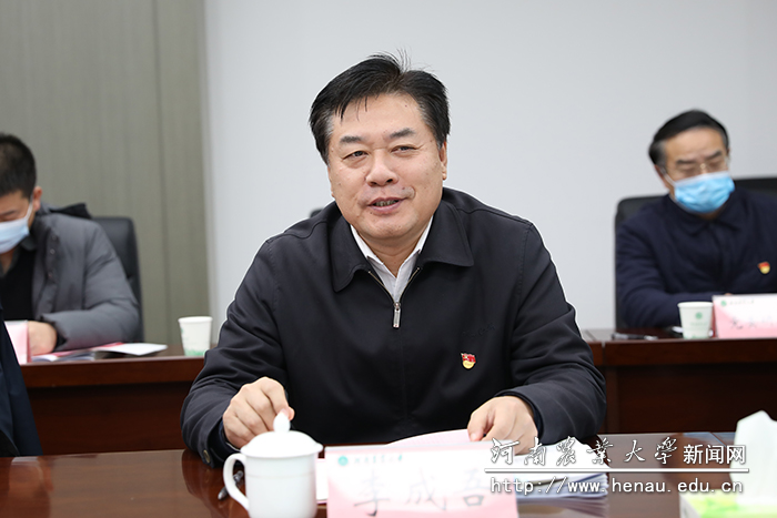 校党委副书记、工会主席李成吾主持汇报会 校党委副书记、工会主席李成吾主持汇报会