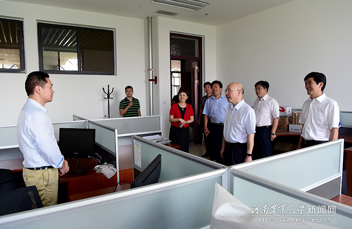 李留心一行在马克思主义学院调研 李留心一行在马克思主义学院调研