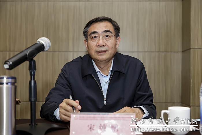 河南大学校长、国家杰青宋纯鹏主持专家组讨论 河南大学校长、国家杰青宋纯鹏主持专家组讨论