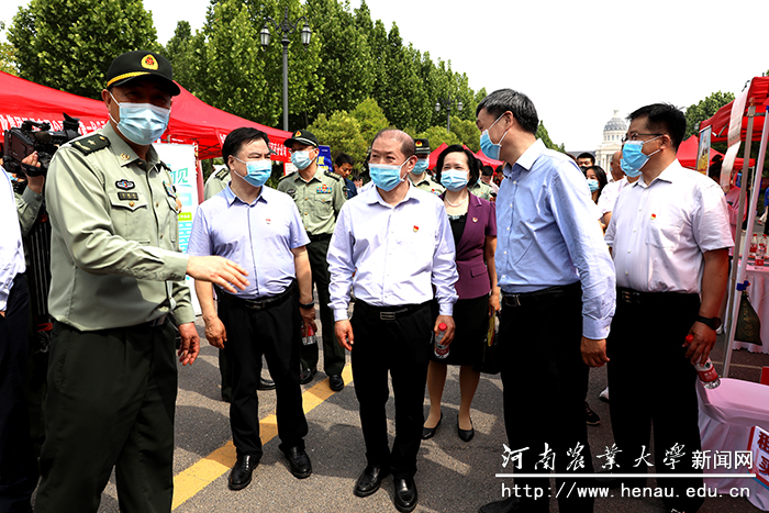 与会领导到双选会现场与参会单位进行交流 与会领导到双选会现场与参会单位进行交流
