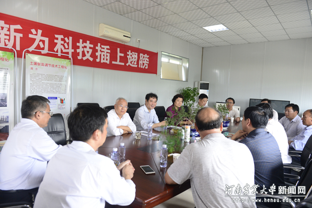 校领导认真听取相关部门的情况介绍 校领导认真听取相关部门的情况介绍