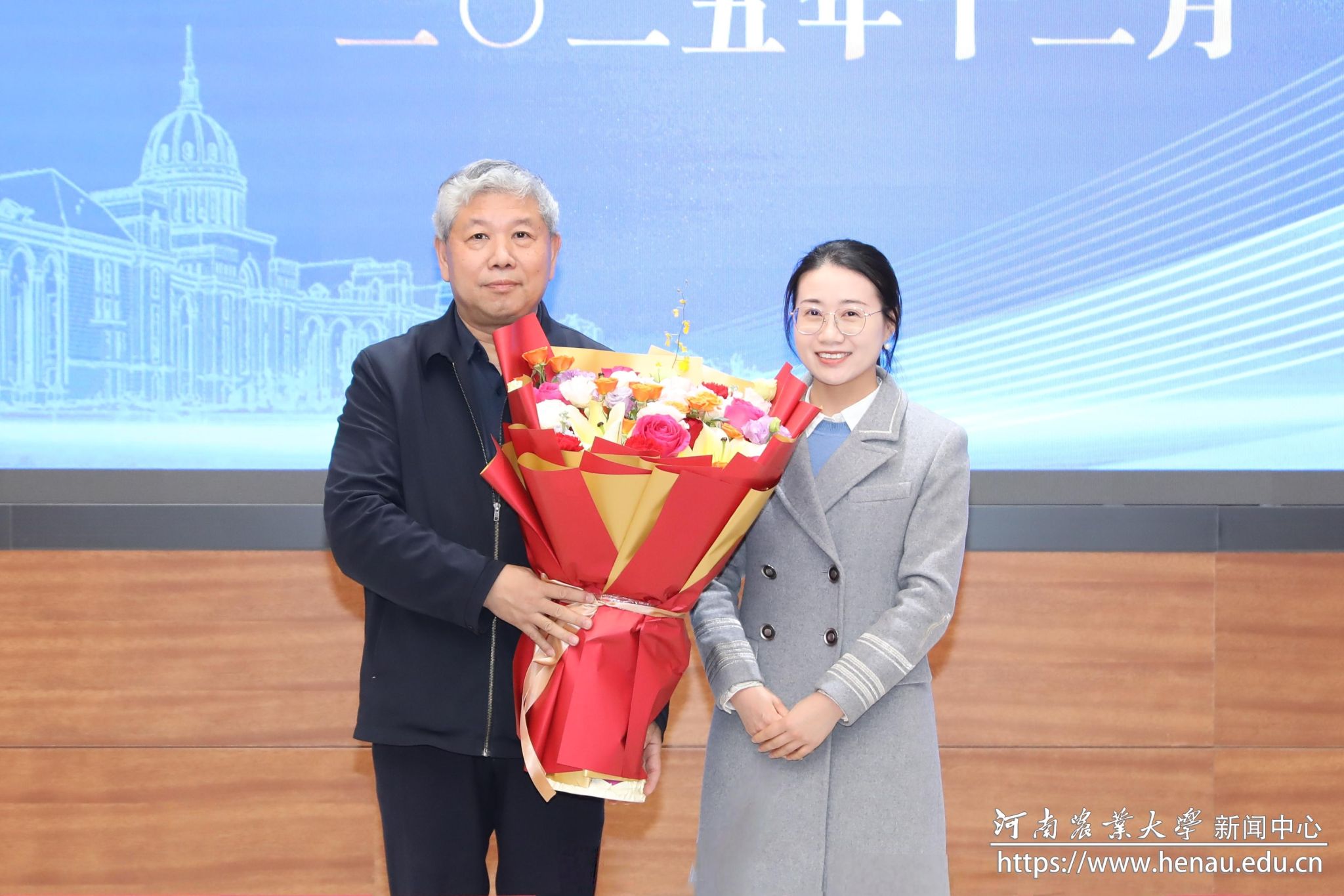 林学院青年教师陈圆圆代表与会人员向范国强院士献花