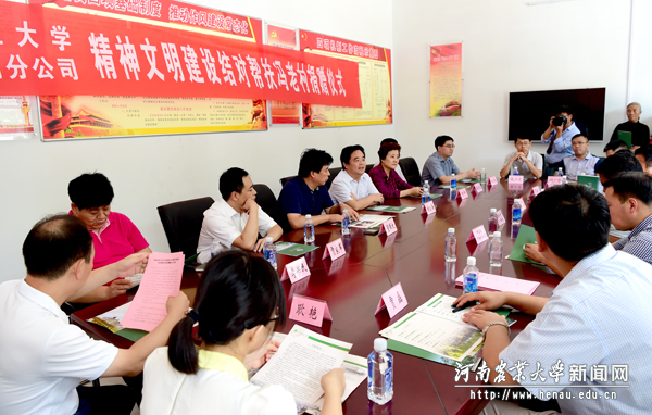 与当地干部群众座谈交流 与当地干部群众座谈交流