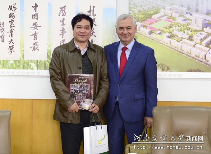 校长、中国工程院院士张改平和波兰波兹南生命科学大学校长杨·比库尔互赠礼物 校长、中国工程院院士张改平和波兰波兹南生命科学大学校长杨·比库尔互赠礼物