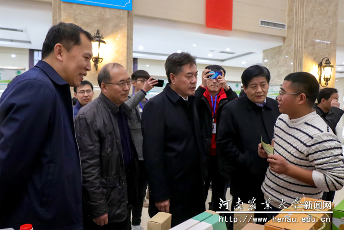 校党委副书记、工会主席李成吾查看项目展示情况 校党委副书记、工会主席李成吾查看项目展示情况