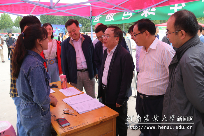 校领导查看许昌校区新生报到情况 校领导查看许昌校区新生报到情况