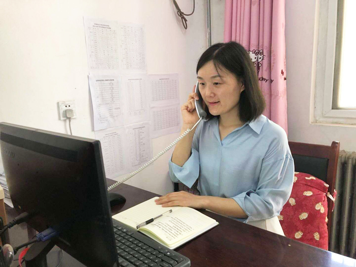 杜露阳每天电话督促未上报信息的同学进行信息填报