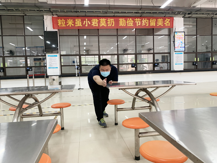 易斌严格按照疫情防控要求对餐厅座位进行整理 易斌严格按照疫情防控要求对餐厅座位进行整理