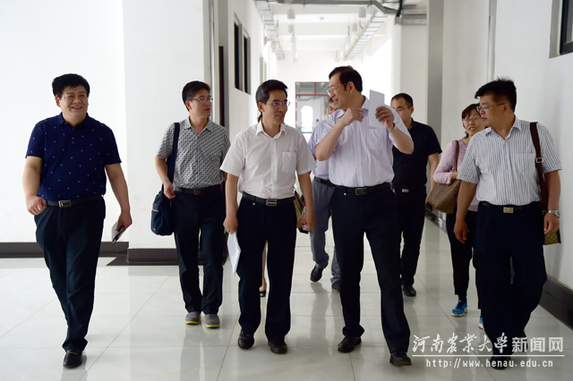 校党委书记程传兴向艾四林一行介绍学校有关情况