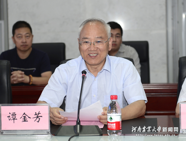副校长谭金芳主持签字仪式 副校长谭金芳主持签字仪式