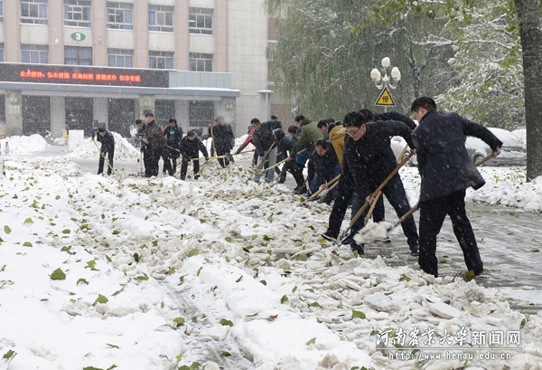 机关干部职工积极参加除雪活动 机关干部职工积极参加除雪活动