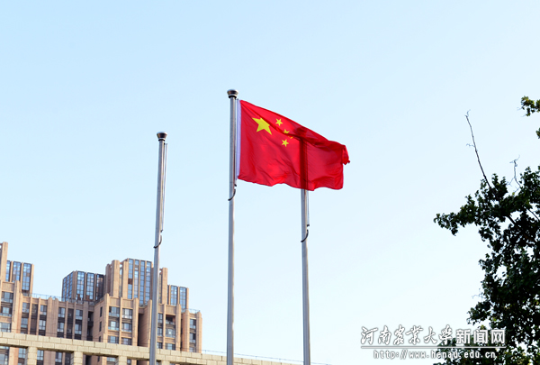 五星红旗迎风飘扬
