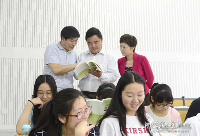 校党委副书记、工会主席褚金海与任课教师交流
