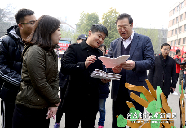 校党委书记程传兴来到文化路校区学雷锋现场,观看林学院学子制作的校园植物“身份证” 校党委书记程传兴来到文化路校区学雷锋现场,观看林学院学子制作的校园植物“身份证”