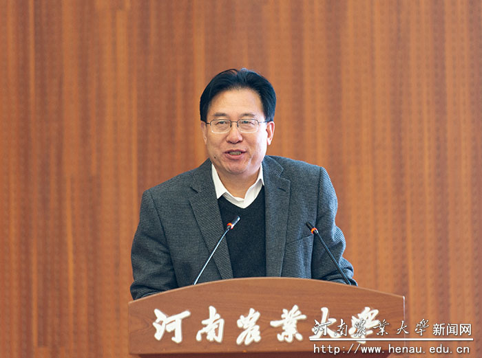 河南科技学院副校长冯启高以《强化产教融合  培养知农爱农新人才》为题作报告