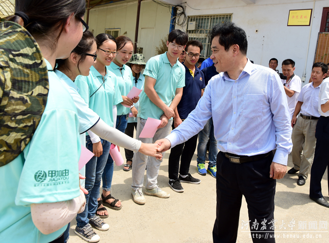 张改平亲切看望在基地实习的大学生并和大家一一握手 张改平亲切看望在基地实习的大学生并和大家一一握手